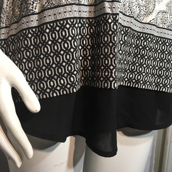 Black and white top. - Picture 2 of 7